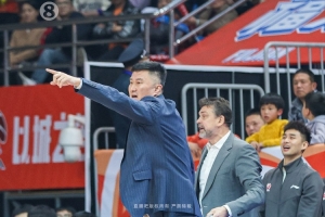 罚款！张明池违规入场 杜锋又领罚单 杜锋本赛季累计罚款共8万元